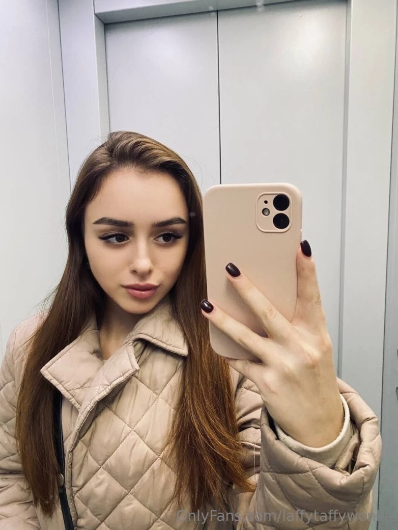 Every self-respecting girl should take photos in a lift don t you 