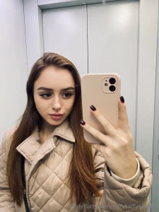 Every self-respecting girl should take photos in a lift don t you