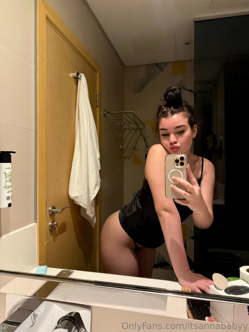 Happy monday baby let me brighten ur evening 