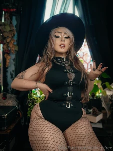 A witch with thick thighs your weakness