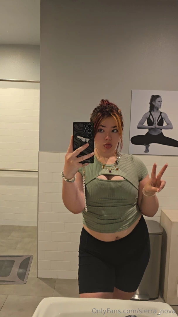 Post gym selfie sierrasupernova to get a glimpse under my tight shirt 