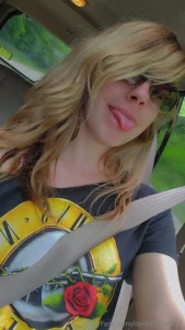 So i cut my own hair took 6 inches off part 1