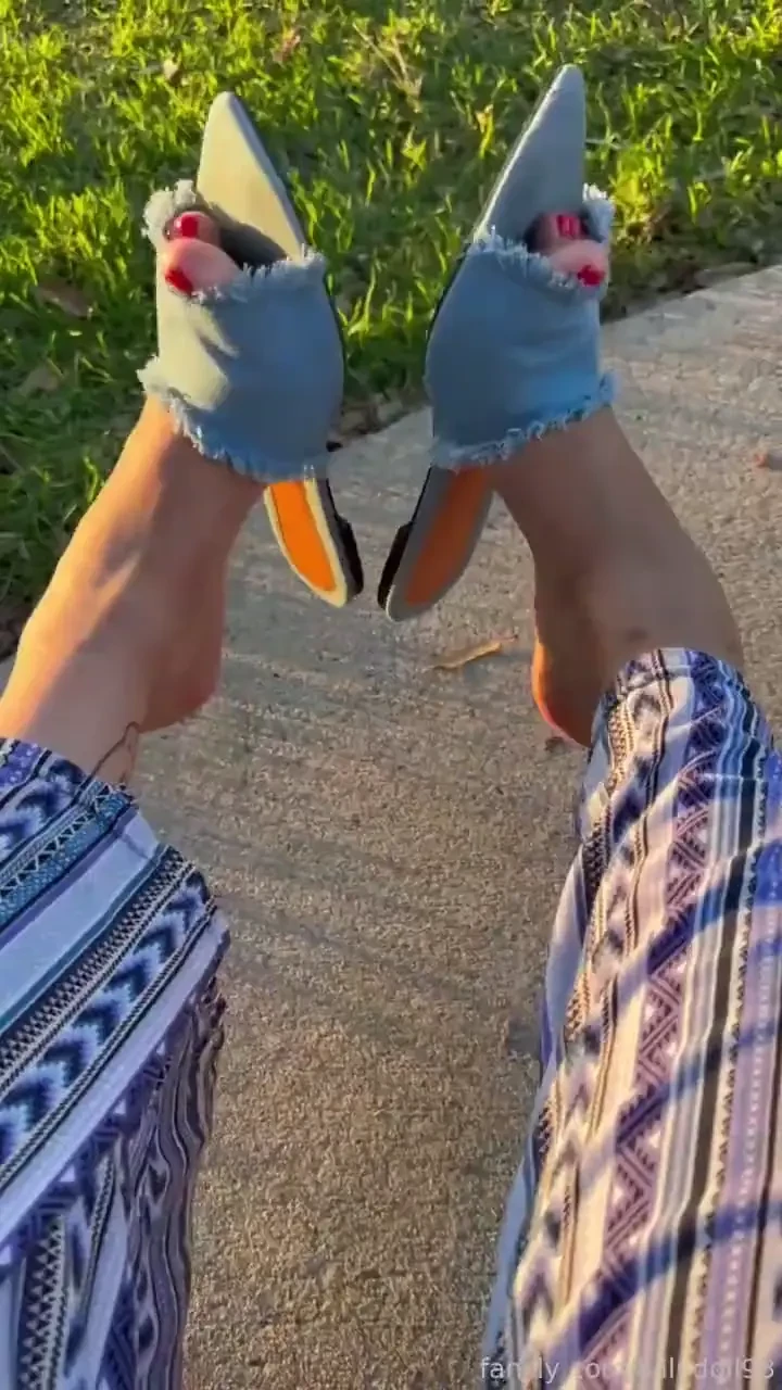 Enjoying my day at the park these massive soles need a hood rubbing 