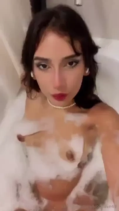 Does anyone want to play with me in the bathtub 