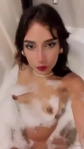 Does anyone want to play with me in the bathtub