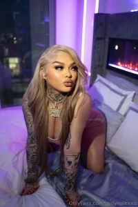 Dm me a kiss back for a surprise