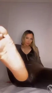 Who wouldn t enjoy a foot job from their mistress do you think you