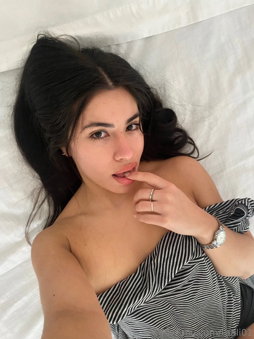 I m waiting for u in bed 