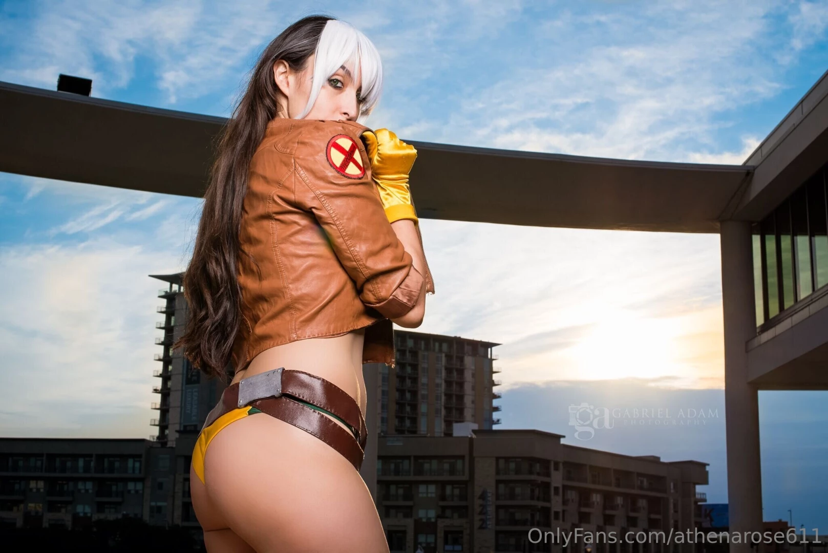 A little pick-me-up set with 7 photos featuring topless and to help 