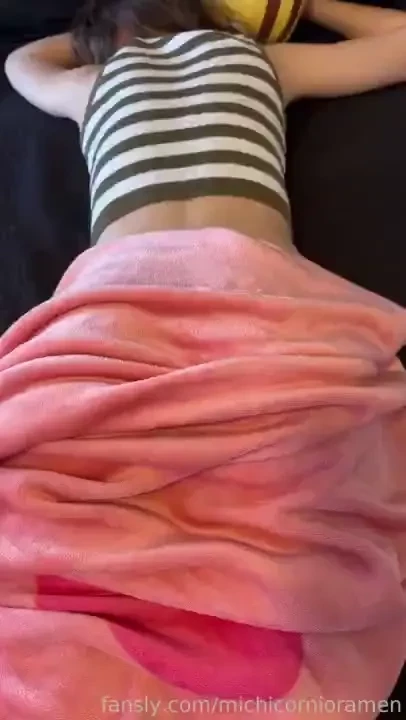 Legs sexypose girls chill sexybabes smalltits petitgirl petite cute 