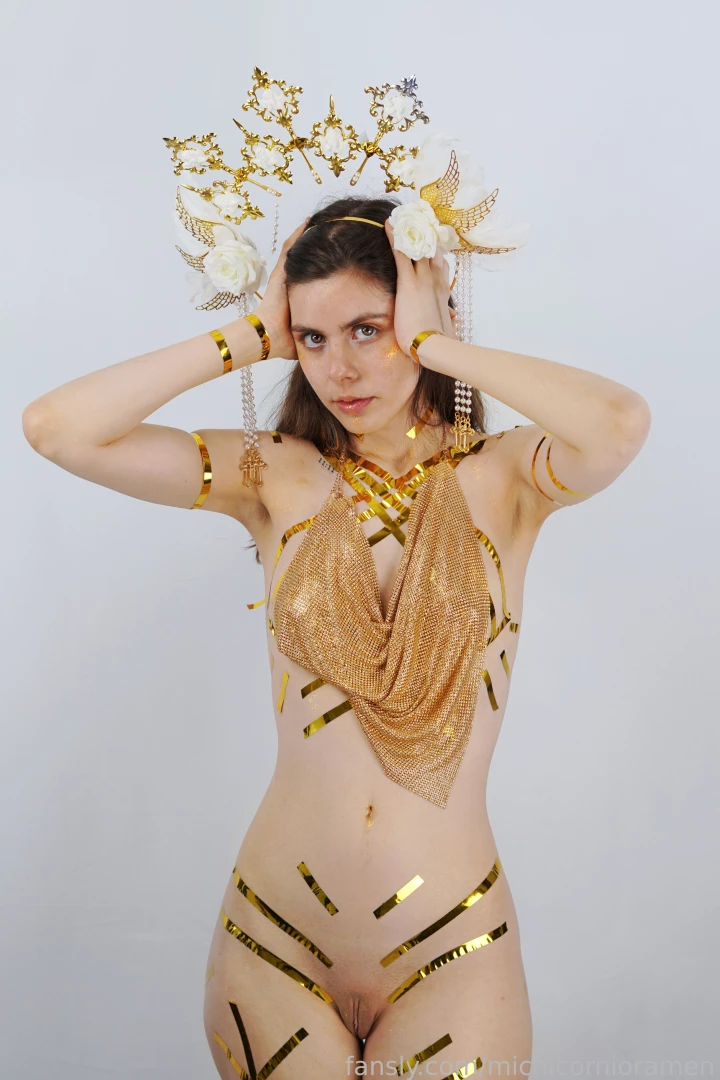 Michicornio dorada en todo su esplendor tease tape smalltits petitgirl 