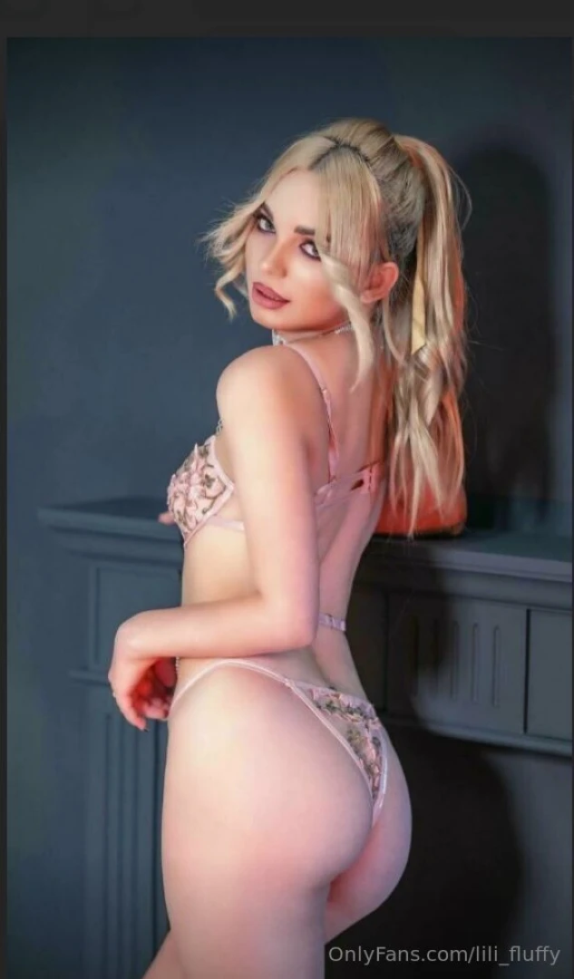 Sandy hair ingenuous face delicate body captivating blue eyes and a part 827 