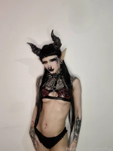 Pls lmk if you like stuff like this i love cool fun makeup but i feel