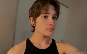 Aight soo i got a haircut but- this dumb bih cut my hair wayyy shorter