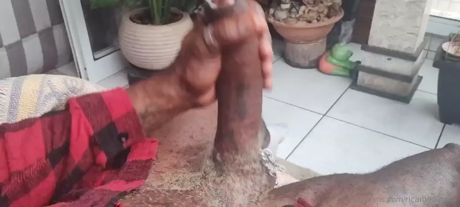 Batendo a porra na cabe a da rola 