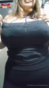 Ven y juega con mis tetas mientras jalo tu verga