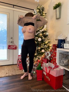 A few final touches to the christmas tree had to see what it looked