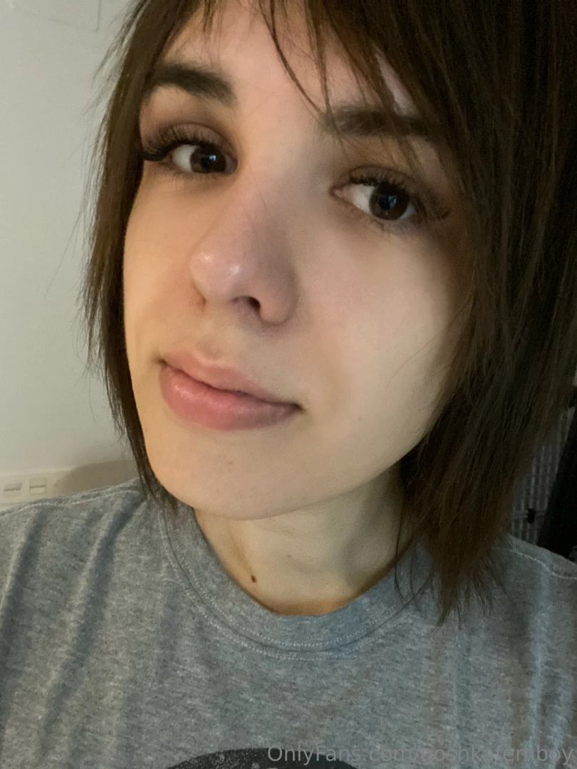 Pshhh pshhh guys femboi life post 2 so here i am late night i m in bed 