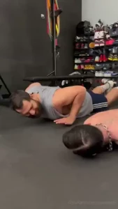 Mc prima mi mette alla prova con una sfida di forza facendomi fare