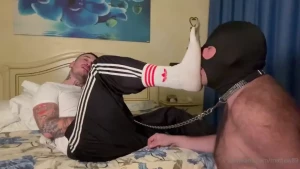 Ma quanto cazzo bravo il mio lecca piedi dopo avermi pulito per bene