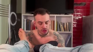 Dopo avergli ripulito il piede sinistro ho iniziato con il destro