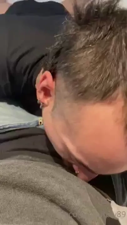 Questo ragazzo bsx mi scrive su grindr profilo senza foto decido di 