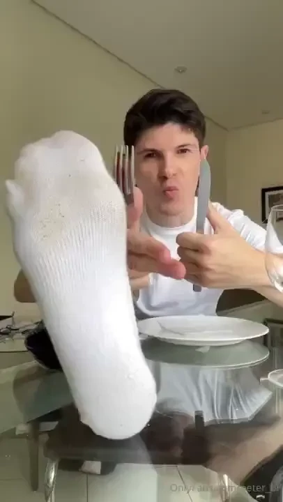 The mean giant got upset since you didn t made his lunch on time so he 