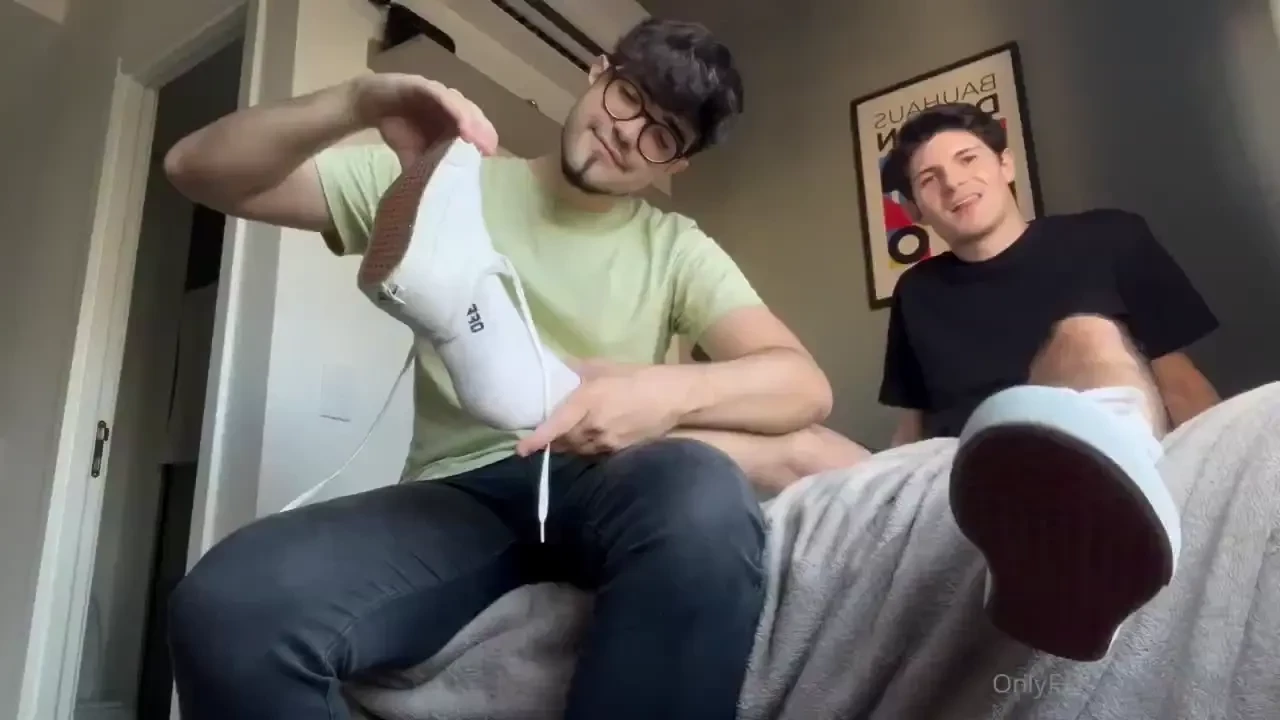 Which feet do you think smells better watch us worshipping each other 