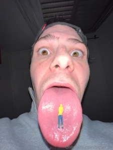 Tinies big feet and big tongue for them to explore macro part 1