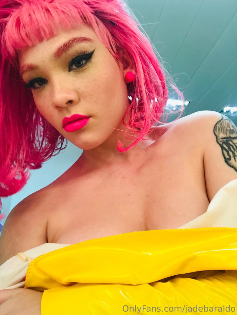 Mudo a cor solto os medos dispo os limites talvez a liberdade seja 