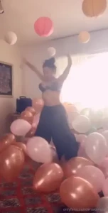 Balloon poping fetish anyone i think im foing to make one when we dont