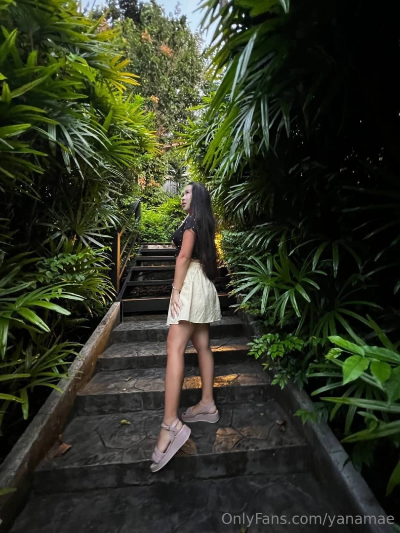 Feeling like a little girl who skip class whenever i wear skirts 