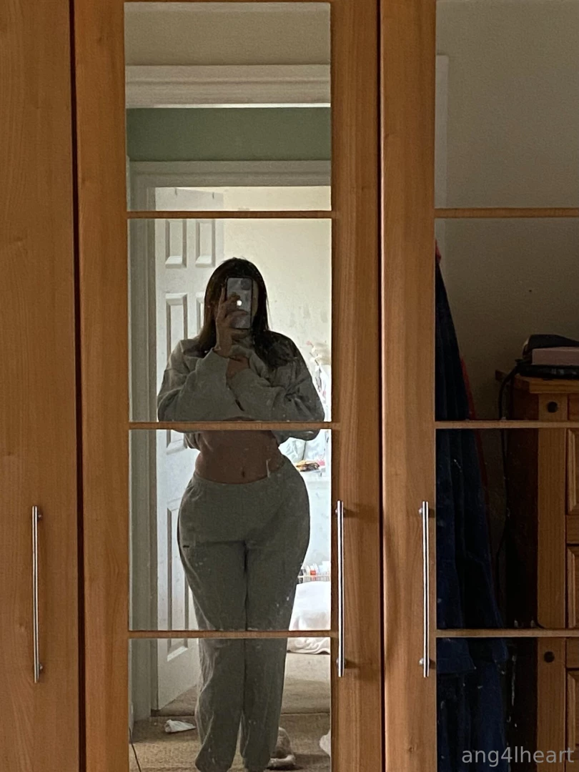 Just here to show u tummy under baggy lt 3 