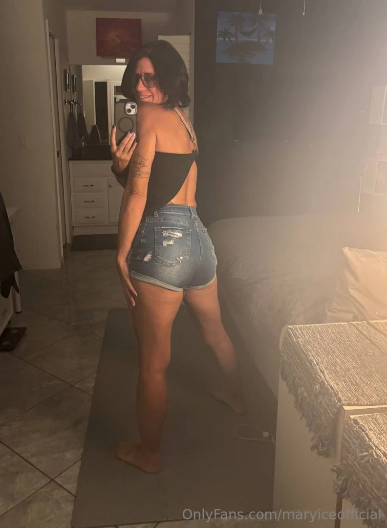 Wanna see what i do when no one s watching let s chat and i ll tell 