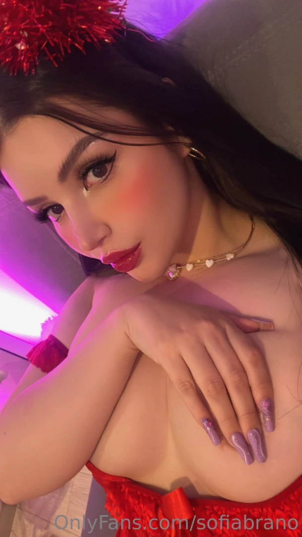 Con los labios rojos para dejar mi marca por todo tu cuerpo 