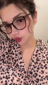 Como me queda el pijama de leopardo y las gafas