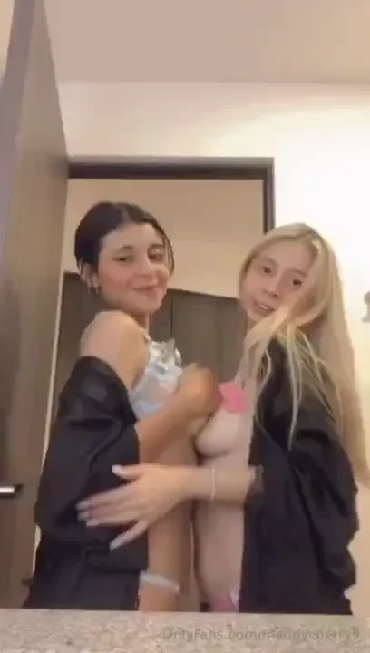 Que rico topan nuestras tetas 