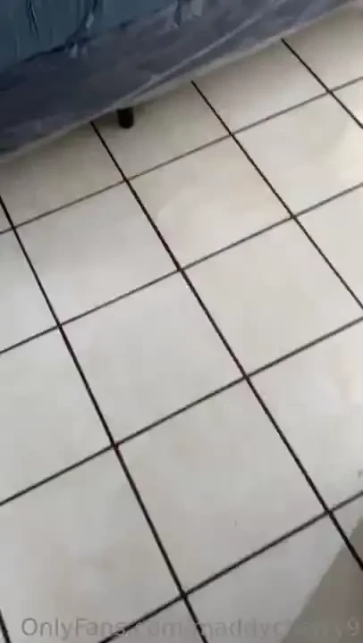 Mi hermanastro estaba escondido observ ndome al final terminamos 