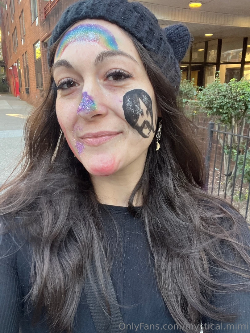 My niece is an artist had to walk around the streets of ny with her 