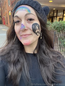 My niece is an artist had to walk around the streets of ny with her