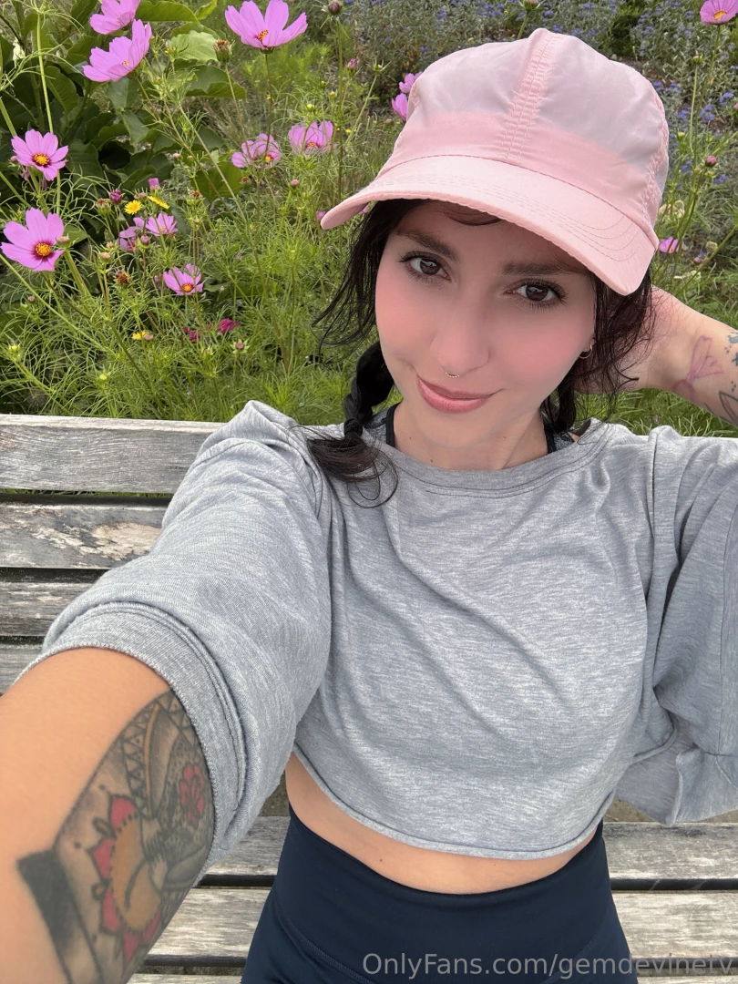 Happy monday from your fave internet sweetheart 