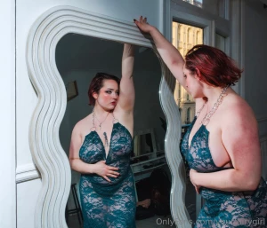 You may think i m vain but in fairness the mirror was flirting with me