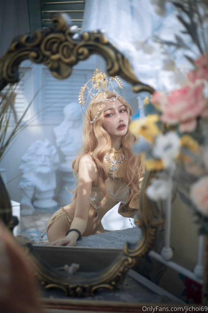 Mirror mirror on the wall who s teasing you the most right now 