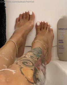 Clean white toesiesss