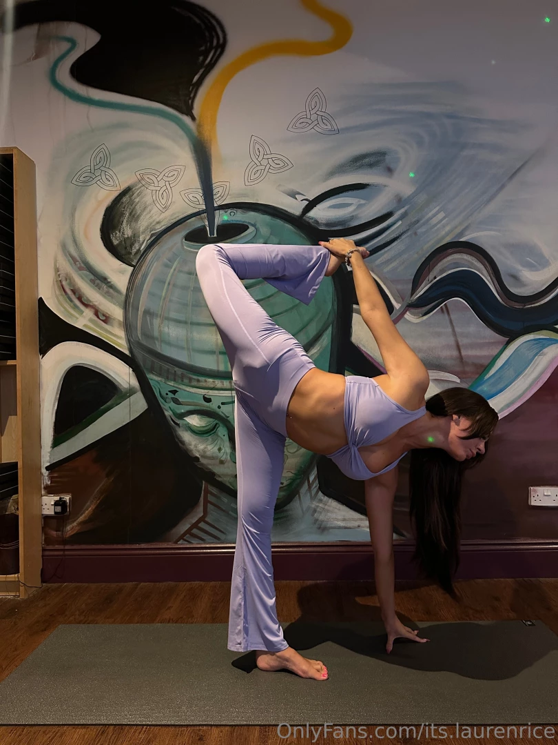 Happy mondayyy ready to stretch with me 