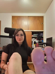 Hi guys just popping to say im aliveee and excuse the mess that is my