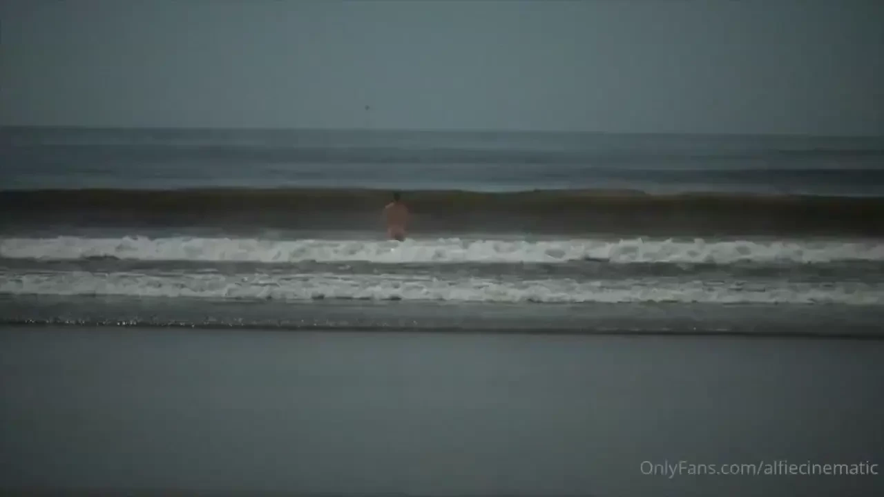 Bioluminescent waves 