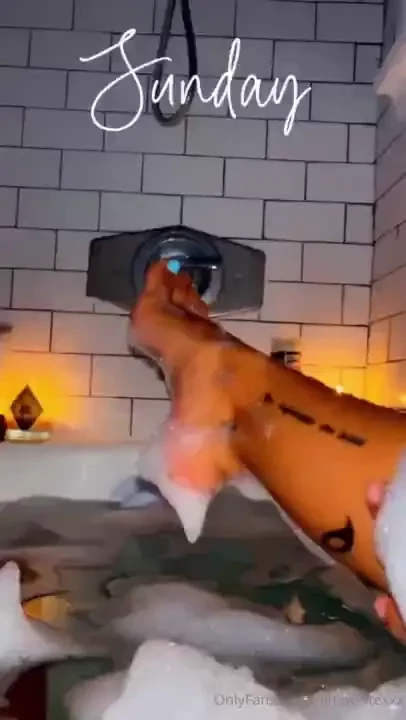 Anyone like pretty feet and bubble baths 