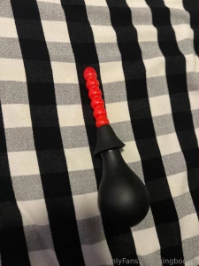 Doing a quick tutorial of how i clean myself up part 1