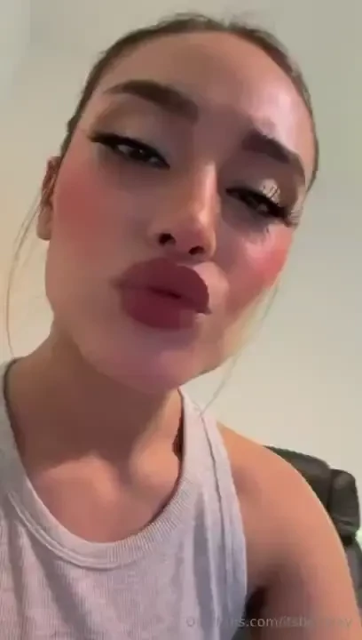 Hello does anyone want to kisse me 